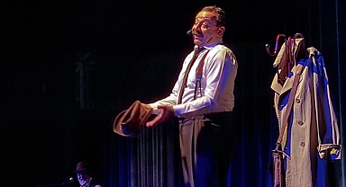 “Bir Garip Orhan Veli” Ayvalık’ta Sahne Alıyor: Sanat ve Dayanışma Bir Arada