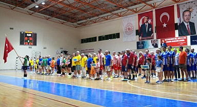 Burhaniye’de Hentbol Veteranlar Turnuvası Başladı: Sporun Tecrübeli İsimleri Parkede Buluştu