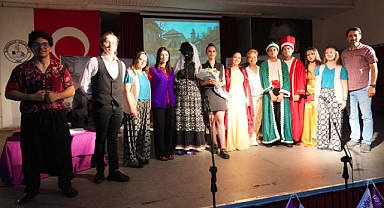 Burhaniye Uğur Okulları’ndan Tiyatro Ziyafeti: “Bir Eski Zaman Hikayesi” Ayakta Alkışlandı