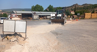 Dursunbey’de Altyapı ve Üstyapı Hamlesi: Yol ve Çevre Düzenlemeleri Hız Kazandı