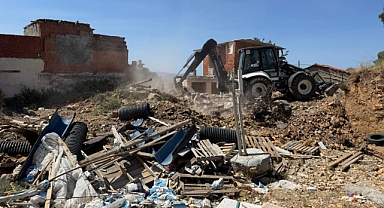 Edremit Belediyesi, İbrahimce ve Gazicelal Mahallelerinde Metruk Bina Yıkımı Yaptı