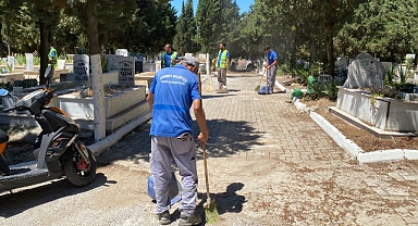 Edremit Belediyesi, Kurban Bayramı Öncesi Mezarlıklarda Temizlik Çalışmalarını Tamamladı