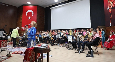 Edremit'te Sıra Gecesi Coşkusu: Türk Halk Müziği Konseri Büyük Beğeni Topladı