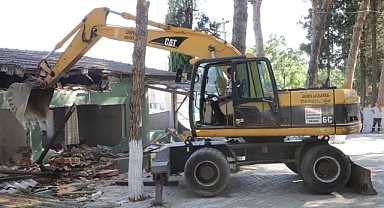 Gönen Şehir Mezarlığı Yenileniyor: Gasilhane ve Hizmet Binası İçin Yıkım Süreci Başladı