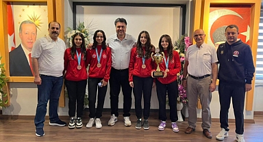 Havran Belediye Başkanı Emin Ersoy, Türkiye Üçüncüsü Olan 8 Eylül Ortaokulu Kız Basketbol Takımını Kabul Etti