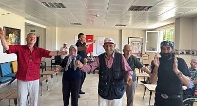 Karesi Huzurevi'nde Duygu Dolu Kutlama