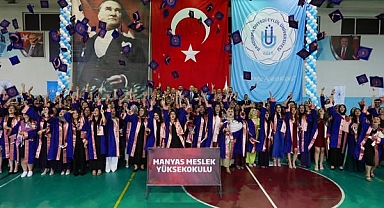 Manyas MYO’da Mezuniyet Coşkusu: Öğrenciler Kep Attı, Gurur Zirveye Taştı