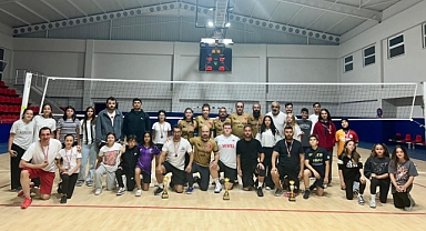 Marmara Adalar Belediyesi’nin Düzenlediği Yaza Merhaba Voleybol Turnuvası Tamamlandı: Şampiyon Ada Voley