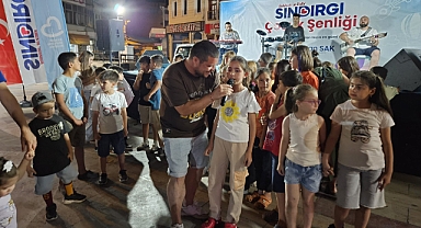 Sındırgı’da Minik Sesler Sahnede Parladı: Çocuklara Özel Karaoke Gecesi Renkli Görüntülere Sahne Oldu