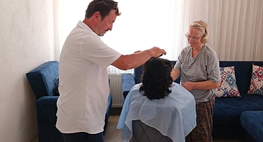 Susurluk’ta Sosyal Destek Hamlesi: “Evimde Hizmet Var” Projesiyle Evde Kuaförlük Hizmeti Sürüyor