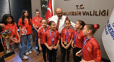 Türkiye Şampiyonları ve Başarılı Sporcular, Vali İsmail Ustaoğlu'nu Ziyaret Etti