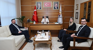 AK Parti Balıkesir Teşkilatından Belgin Uygur’a Ziyaret