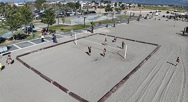 Altınkum’da Sporla Tatil Bir Arada: Plaj Voleybolu Sahası Hizmete Girdi