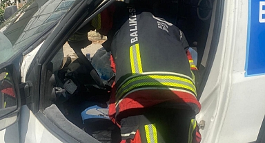 Altınoluk İskele Mahallesi’nde Hafif Ticari Araçta Yangın Paniği: Elektrik Arkı Nedeniyle Alev Aldı