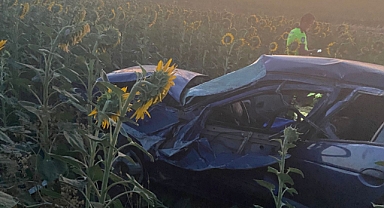Balıkesir-Bursa Yolunda Kaza: Otomobil Ayçiçek Tarlasına Uçtu, 3 Kişi Yaralandı