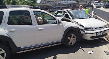 Balıkesir’de Otel Basri Önünde Trafik Kazası: 1 Kişi Yaralandı