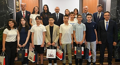 Balıkesir’in LGS Gururu: Türkiye Birincileri Vali İsmail Ustaoğlu Tarafından Ödüllendirildi