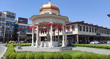 Balıkesir’in Tarihi Şadırvanı Bayraklarla Büyüledi