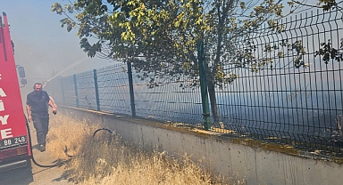 Balıkesir Köseler Mahallesinde Okul Bahçesinde Çıkan Ot Yangını Söndürüldü