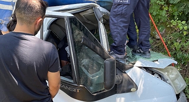 Balıkesir Manyas’ta Kamyonet Şarampole Uçtu, Sıkışan Sürücü İtfaiye Ekipleri Tarafından Kurtarıldı