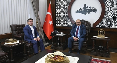 Balıkesir Üniversitesi Rektörü Prof. Dr. Yücel Oğurlu, Vali İsmail Ustaoğlu'nu Ziyaret Etti