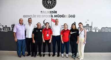 Balıkesirli Güreşçilerden Büyük Başarı! Reyyan Yıldız ve Yağmur Emir, İl Müdürü Adem Özalp Tarafından Kabul Edildi