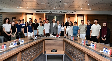 Başkan Ahmet Akın, Türkiye Birincilerini ve Dereceye Giren Öğrencileri Ağırladı