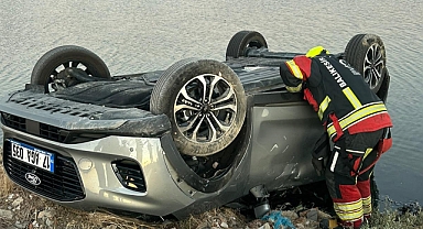 Burhaniye'de Dehşet Viraj: Takla Atan Araç Su Kanalına Uçtu!