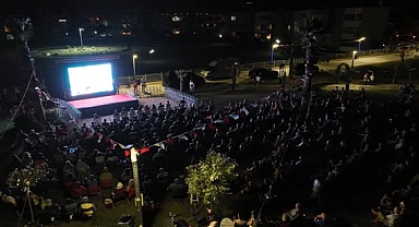 Burhaniye Kitap Fuarı’nda Sinema Rüzgarı: Manda Yuvası Açık Havada İzlendi, İlyas İlbey Sürprizi Gecede Damga Vurdu