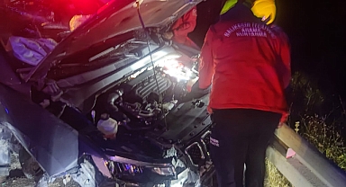 Burhaniye Pelitköy Rampası’nda Trafik Kazası: Sürücü Araçta Sıkıştı, İtfaiye Ekipleri Müdahale Etti