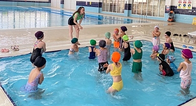 Dursunbey Belediyesi’nden Yaz Tatiline Sporla Dokunuş: Yüzme Kurslarına Yoğun İlgi