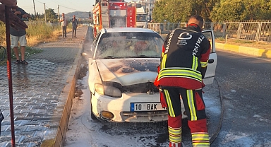 E87 Karayolu’nda Otomobil Alev Alev Yandı, Balıkesir İtfaiyesi Müdahale Etti