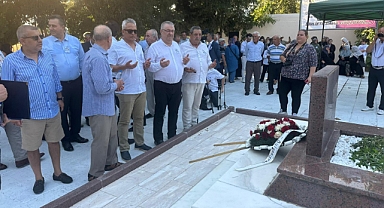 Edremit Belediye Başkanı Mehmet Ertaş, Gümülcine’de Dr. Sadık Ahmet’i Mezarı Başında Andı