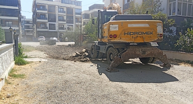 Edremit Belediyesi, Altınkum Mahallesi ve Cumhuriyet Mahallesi'nde Yol Yapım ve Bakım Çalışmalarını Sürdürüyor