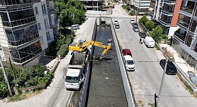 Edremit Belediyesi, İkizçay Mahallesi Şair Başaran Caddesi’ndeki Derede Temizlik Çalışmalarına Başladı