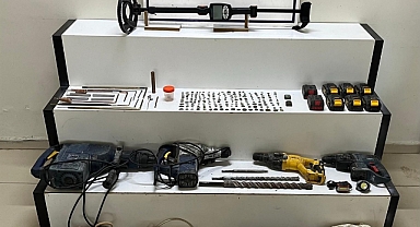 Edremit'te Tarihi Eser ve Patlayıcı Yapımında Kullanılan Malzemeler Ele Geçirildi