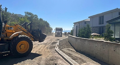 Edremit’te Ulaşımda Konfor Hamlesi: Üç Mahallede Yol Yapım ve Parke Taş Çalışmaları Sürüyor