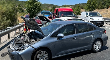 Edremit Yolu Üzerinde Zincirleme Kaza! 4 Araç Birbirine Girdi, 8 Yaralı Var