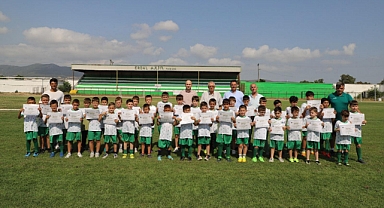 Gönen Belediyesi Yaz Spor Okulları’nda Minik Futbolcular Sertifikalarını Aldı