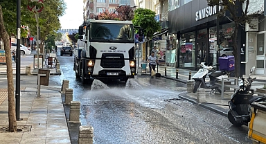 Herkes Uyuyor Onlar Çalışıyor… Bandırma’da Yeni Güne Temizlikle Başlandı
