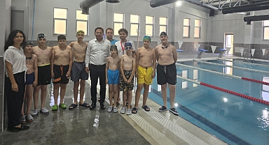 Sındırgı Belediye Başkanı Serkan Sak, SIBEM Yüzme Kurslarını Ziyaret Etti ve Kursların Başladığını Duyurdu