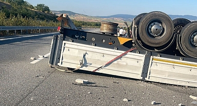 Susurluk Ömerköy'de Akaryakıt Tankeri ile Tır Çarpıştı: Yol Trafiğe Kapatıldı