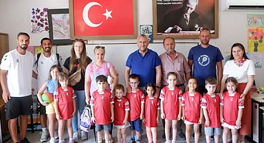 Susurluk’ta Yaz Kurslarına Moralli Ziyaret: Başkan Semizel’den Öğrencilere Forma Sürprizi