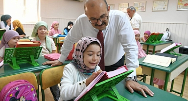 Vali İsmail Ustaoğlu’ndan Yaz Kur’an Kurslarına Anlamlı Ziyaret: Çocuklarla Buluştu, Tavsiyelerde Bulundu