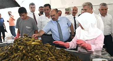 Vali İsmail Ustaoğlu ve Milletvekili Dr. Mustafa Canbey, Sındırgı’da Turşu Fabrikası’nı Ziyaret Etti