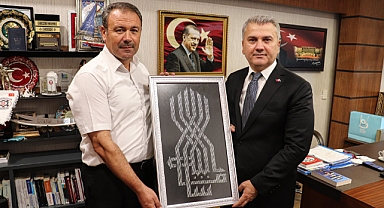 Vekil Mustafa Canbey, Gazi Meclis'te Misafirlerini Ağırladı