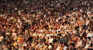 Ayvalık Amfitiyatro’da İlker Ayrık Rüzgarı: “Gerçekler Acıdır” Gösterisi Binleri Buluşturdu