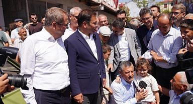 Ayvalık Belediye Başkanı Mesut Ergin, CHP Heyetiyle Birlikte Sındırgı’da Deprem Bölgesini Ziyaret Etti