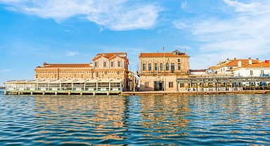 Ayvalık’ın Tarihi Eski Belediye Binası, Mimari Güzelliğiyle Ziyaretçileri Etkiliyor