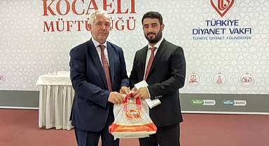 Ayvalık’tan Büyük Başarı: İhsan Poyraz, Ayet ve Hadis Ezberleme Bölge Birincisi Oldu